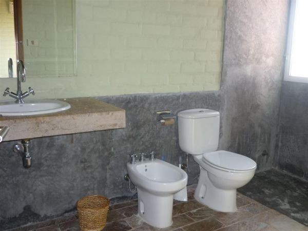 En alquiler y venta amplia y luminosa chacra en El Quijote.