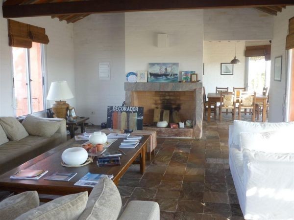 En alquiler y venta amplia y luminosa chacra en El Quijote.