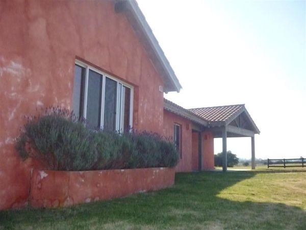 En alquiler y venta amplia y luminosa chacra en El Quijote.