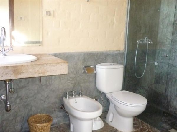 En alquiler y venta amplia y luminosa chacra en El Quijote.