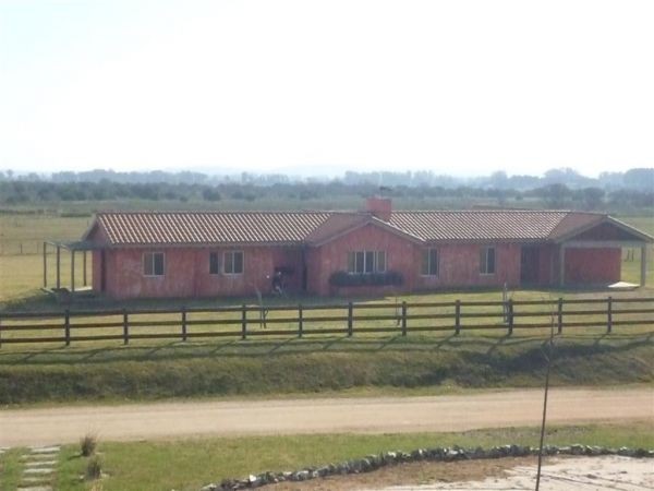 En alquiler y venta amplia y luminosa chacra en El Quijote.