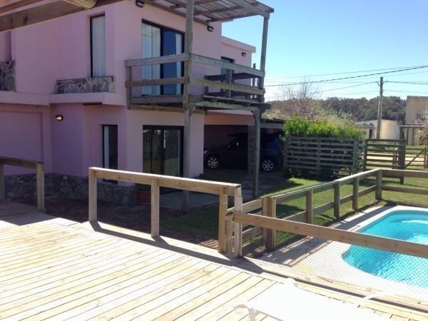 Casa con piscina a pasos de la playa.