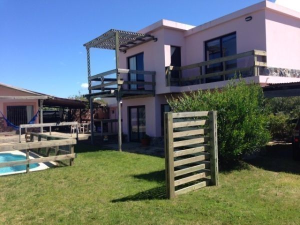 Casa con piscina a pasos de la playa.