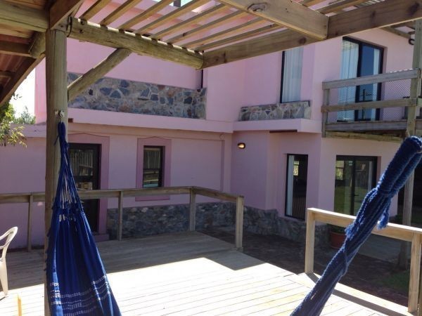 Casa con piscina a pasos de la playa.