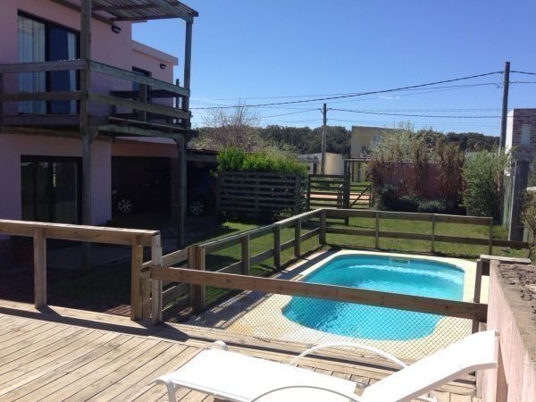Casa con piscina a pasos de la playa.