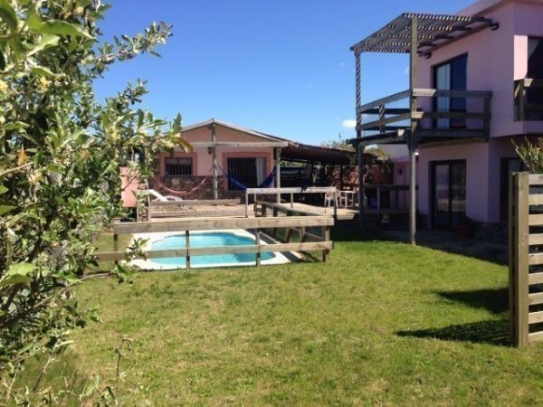 Casa con piscina a pasos de la playa.