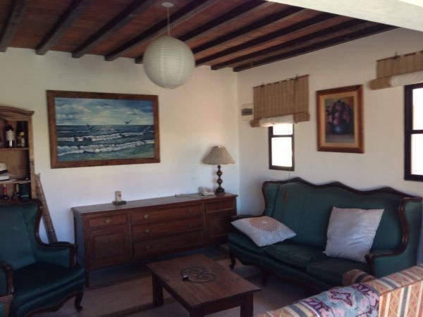 Casa con piscina a pasos de la playa.