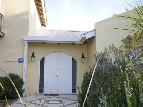 Excelente casa en alquiler en lo mejor de La Barra.