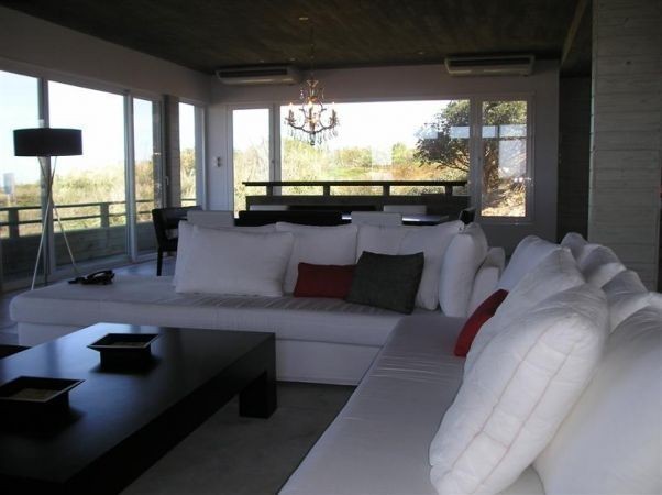 Espectacular casa en alquiler frente al océano sobre La Barra