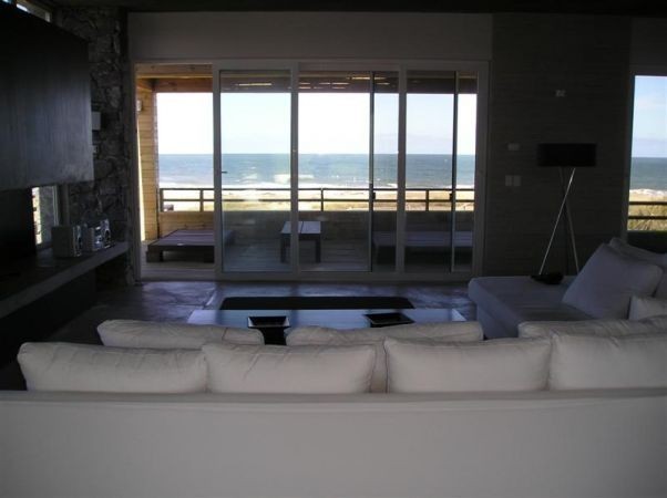Espectacular casa en alquiler frente al océano sobre La Barra