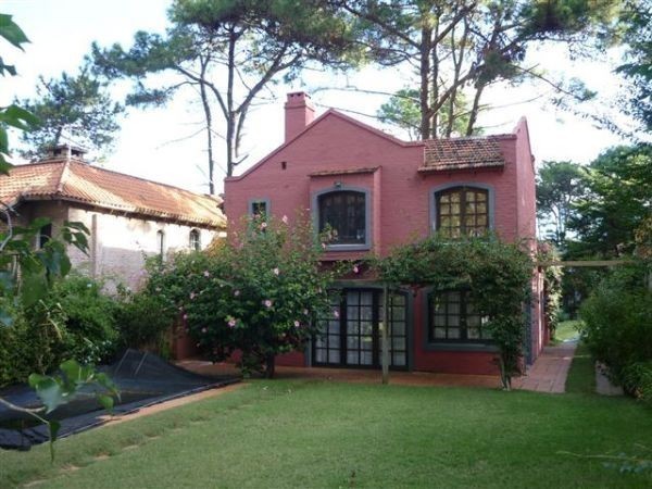 Casa en alquiler y venta con pileta en el bosque de Montoya, La Barra.