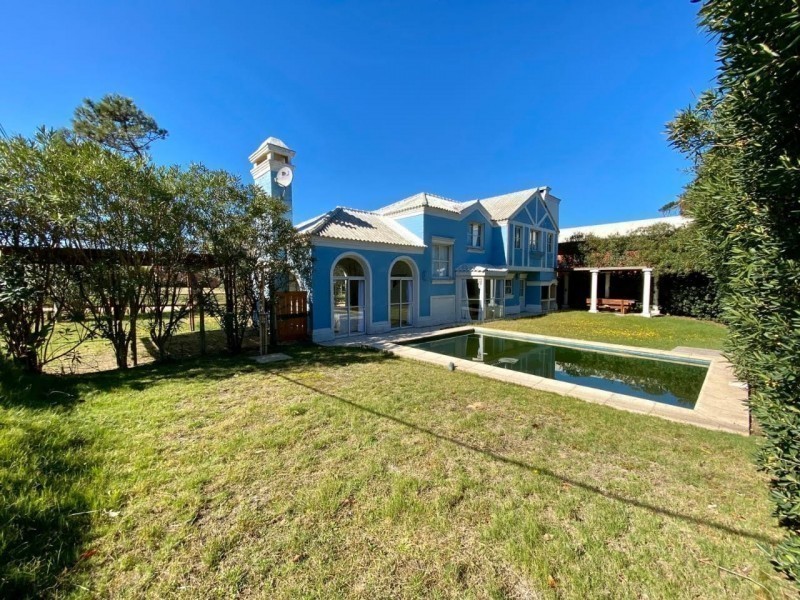 Casa en alquiler a una cuadra del mar en Montoya, La Barra con pileta.