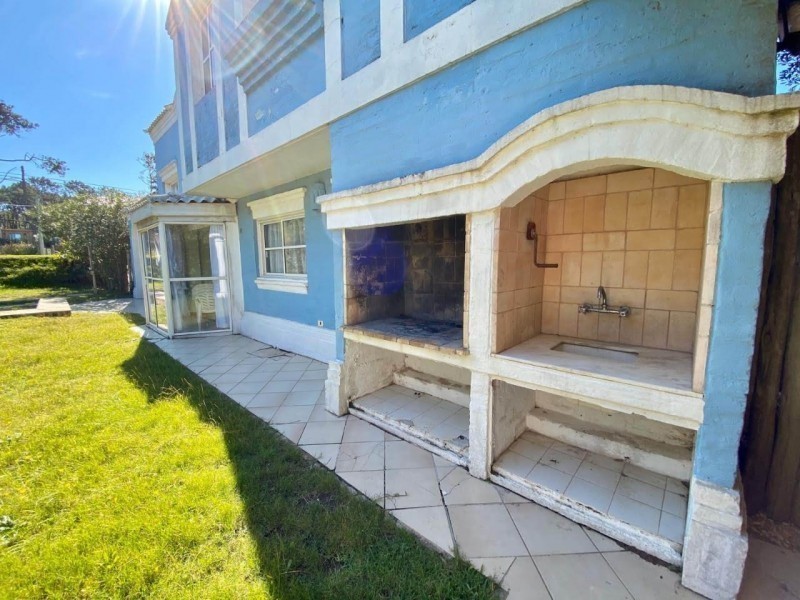 Casa en alquiler a una cuadra del mar en Montoya, La Barra con pileta.