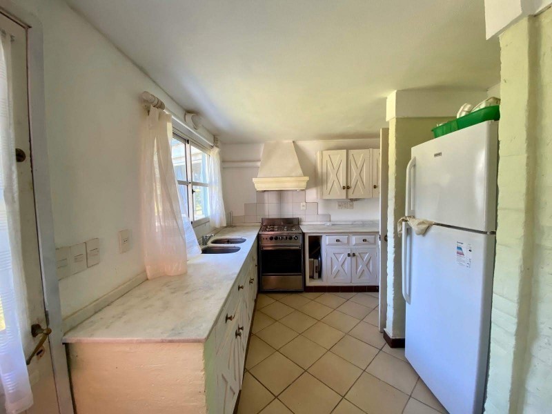 Casa en alquiler a una cuadra del mar en Montoya, La Barra con pileta.