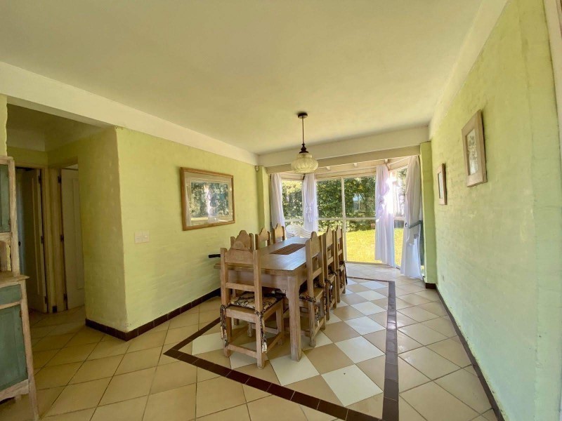 Casa en alquiler a una cuadra del mar en Montoya, La Barra con pileta.