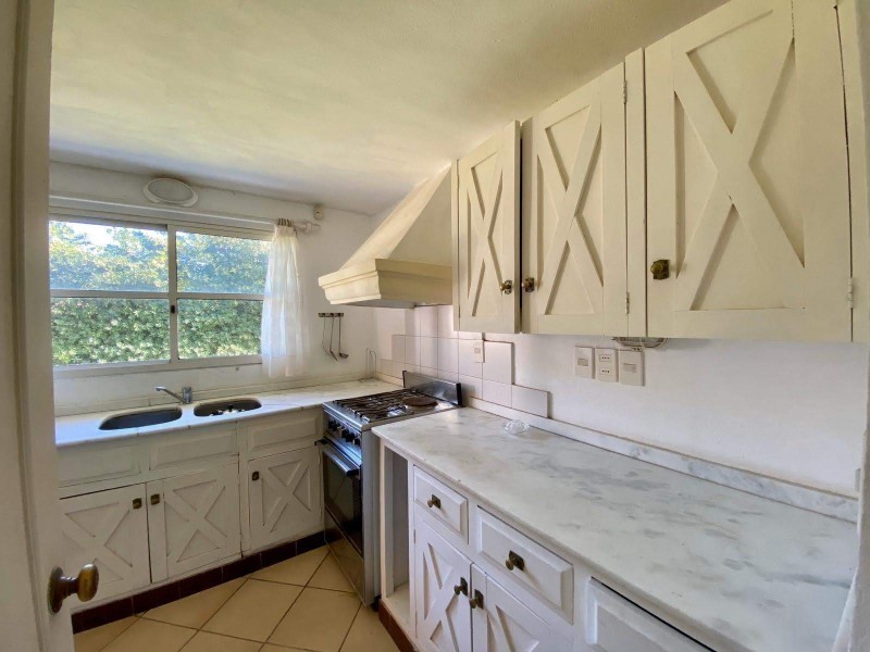 Casa en alquiler a una cuadra del mar en Montoya, La Barra con pileta.