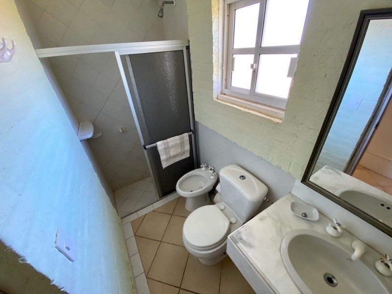 Casa en alquiler a una cuadra del mar en Montoya, La Barra con pileta.