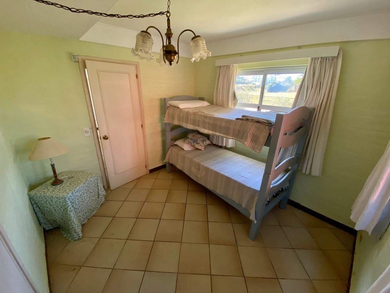 Casa en alquiler a una cuadra del mar en Montoya, La Barra con pileta.