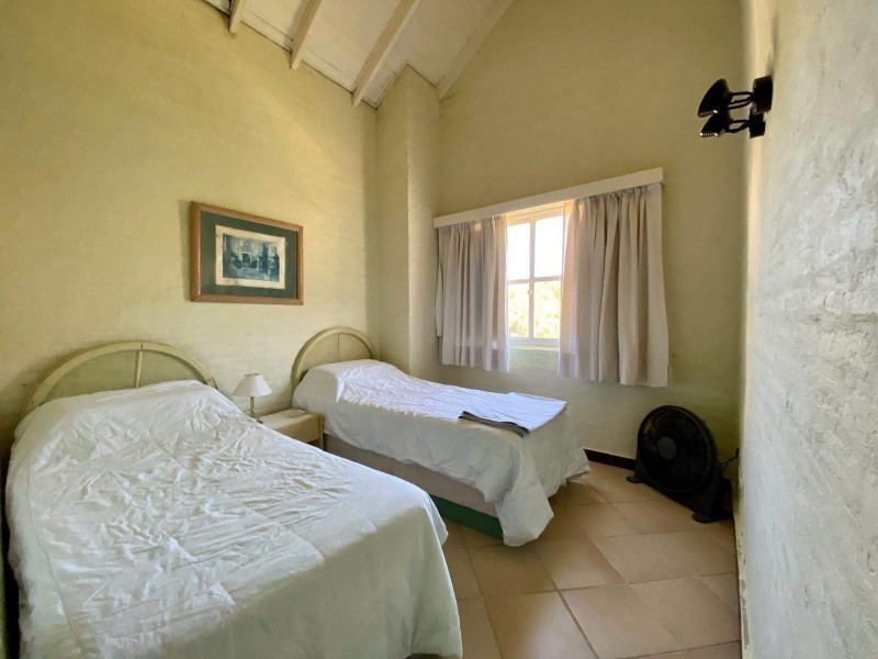 Casa en alquiler a una cuadra del mar en Montoya, La Barra con pileta.