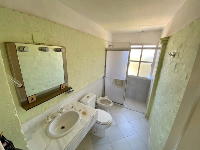 Casa en alquiler a una cuadra del mar en Montoya, La Barra con pileta.