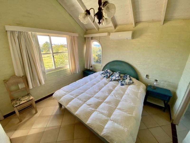 Casa en alquiler a una cuadra del mar en Montoya, La Barra con pileta.