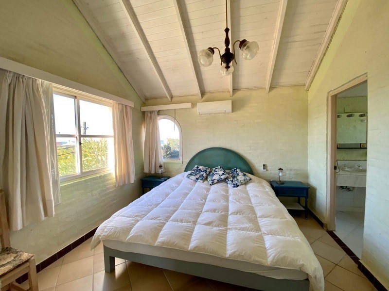 Casa en alquiler a una cuadra del mar en Montoya, La Barra con pileta.