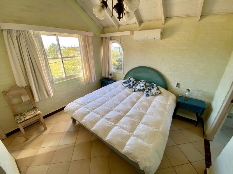 Casa en alquiler a una cuadra del mar en Montoya, La Barra con pileta.