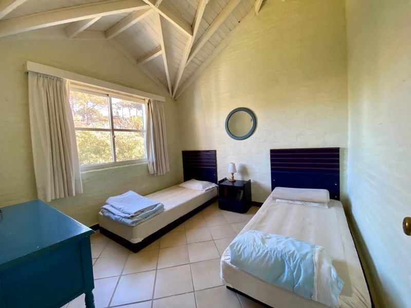 Casa en alquiler a una cuadra del mar en Montoya, La Barra con pileta.