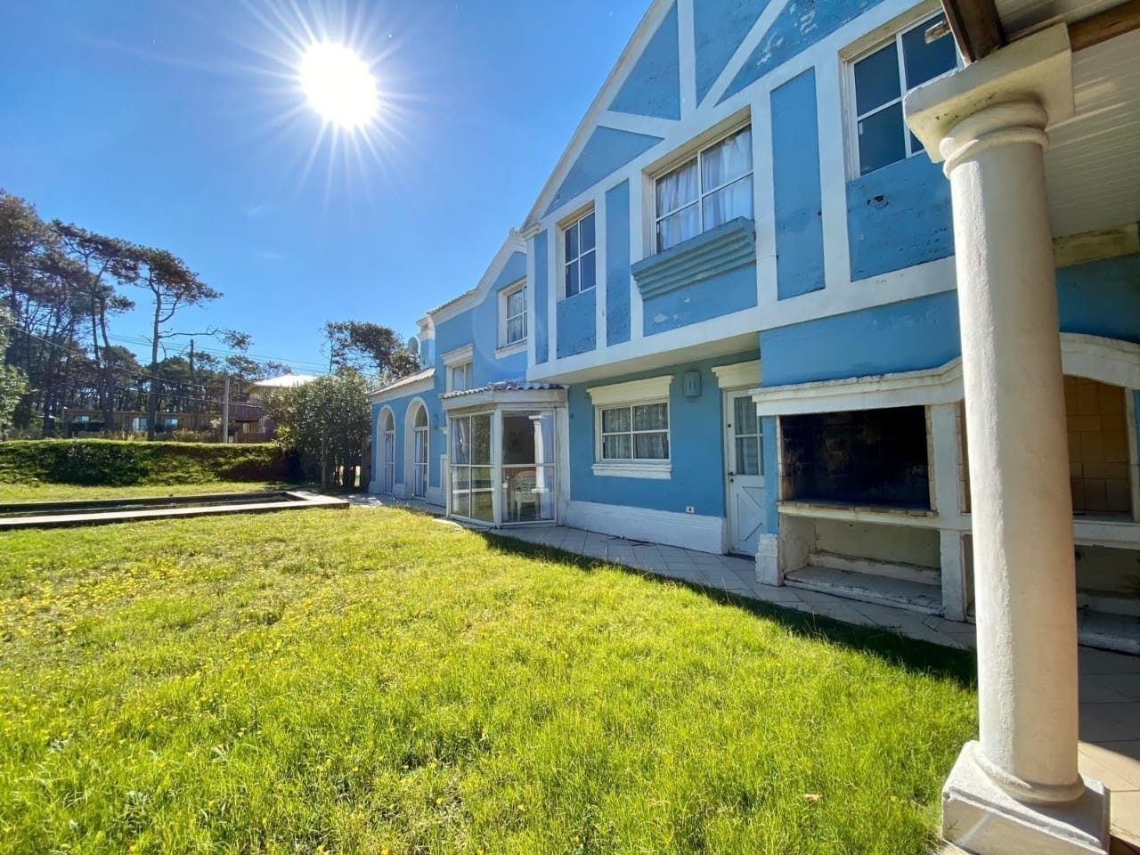 Casa en alquiler a una cuadra del mar en Montoya, La Barra con pileta.