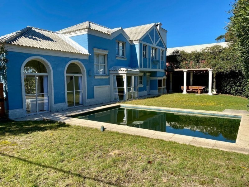 Casa en alquiler a una cuadra del mar en Montoya, La Barra con pileta.