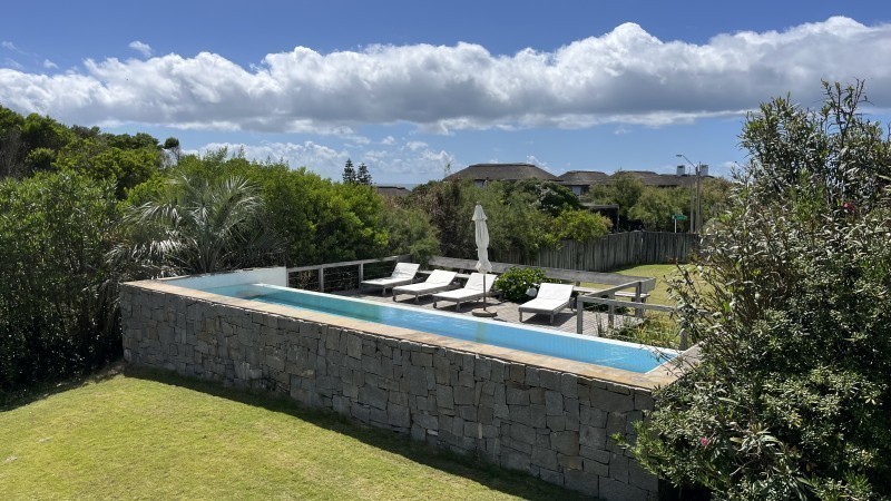 Casa en alquiler y venta sobre Punta Piedras a metros del mar