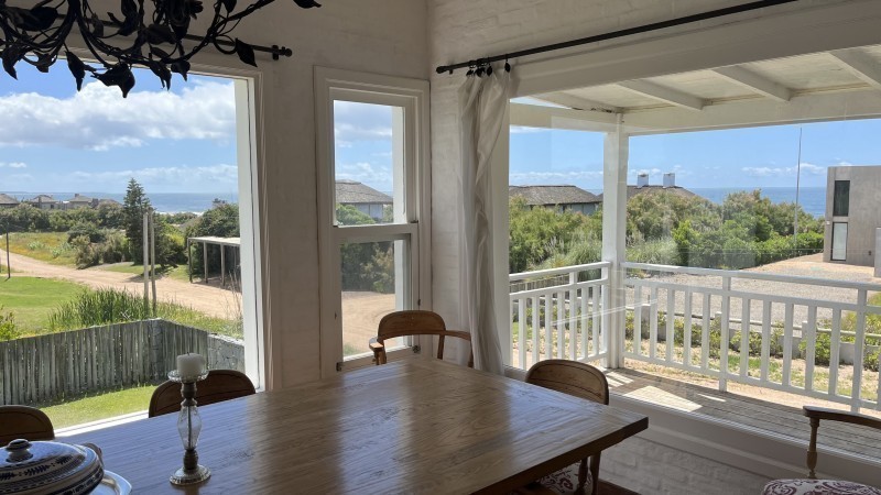 Casa en alquiler y venta sobre Punta Piedras a metros del mar