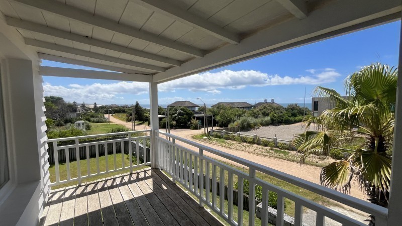 Casa en alquiler y venta sobre Punta Piedras a metros del mar