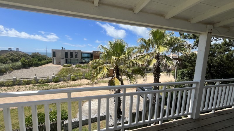 Casa en alquiler y venta sobre Punta Piedras a metros del mar