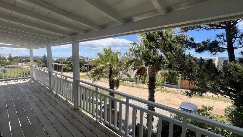 Casa en alquiler y venta sobre Punta Piedras a metros del mar