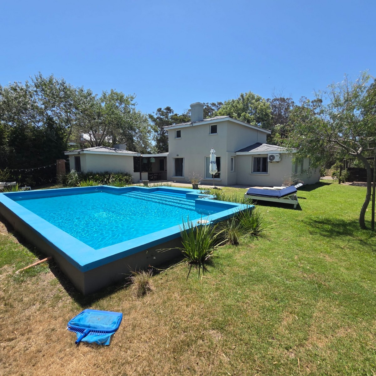 En La Barra casa en alquiler y venta con pileta.