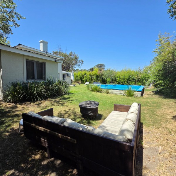 En La Barra casa en alquiler y venta con pileta.