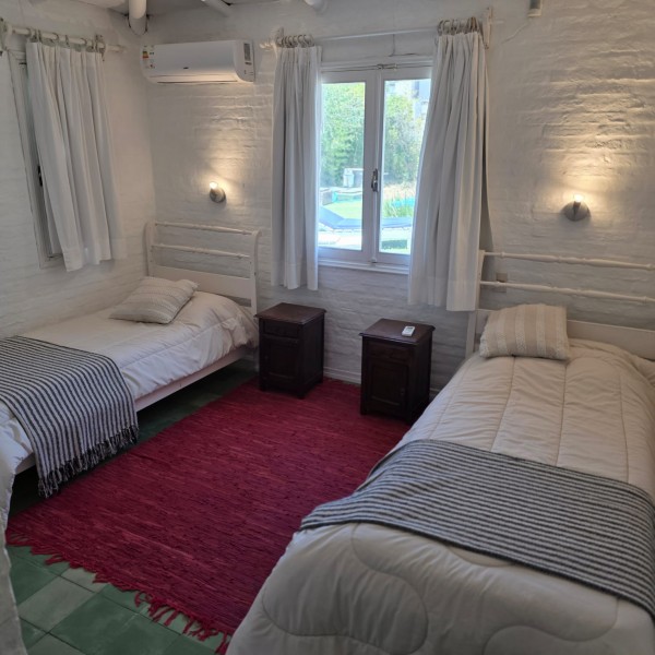 En La Barra casa en alquiler y venta con pileta.