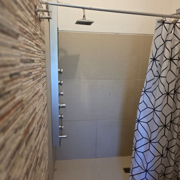 En La Barra casa en alquiler y venta con pileta.