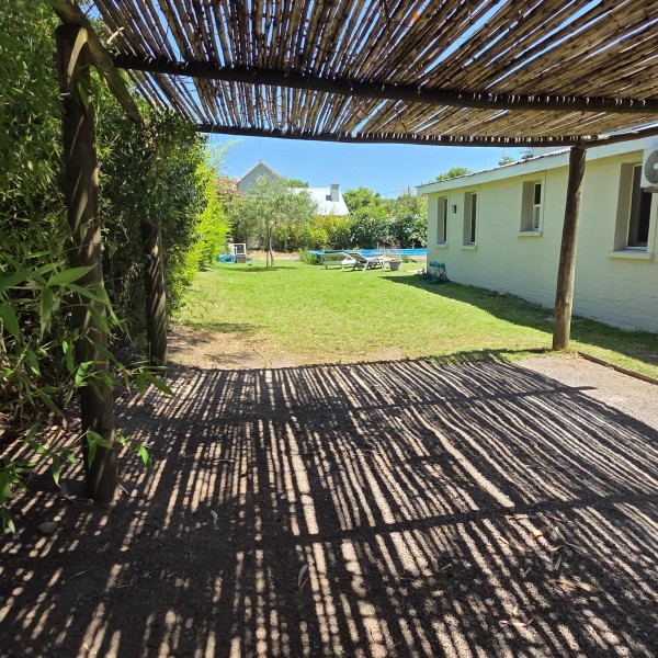 En La Barra casa en alquiler y venta con pileta.