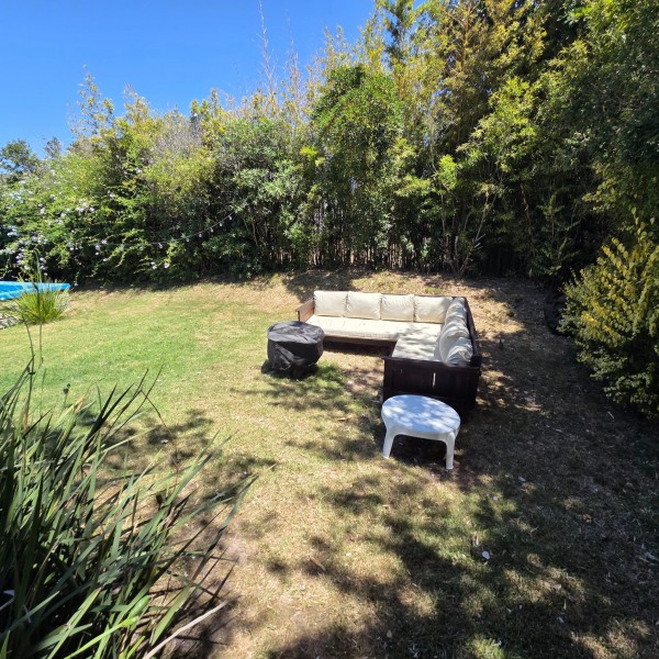 En La Barra casa en alquiler y venta con pileta.