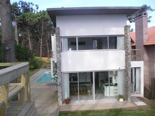 Moderna casa en alquiler sobre Montoya, La Barra