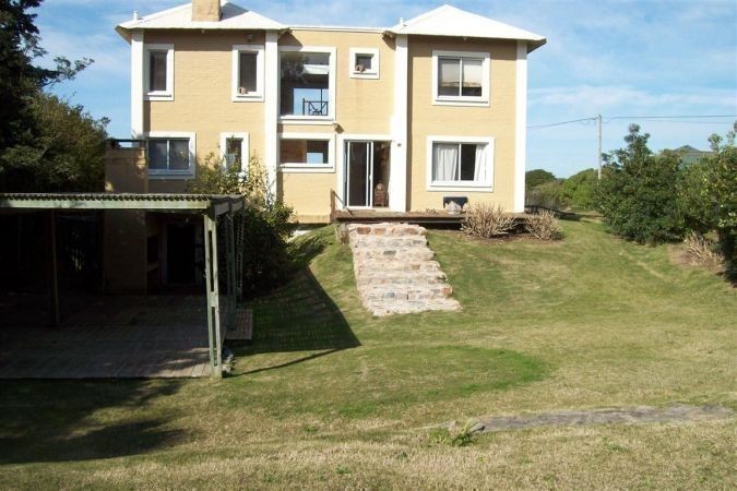 Importante casa en alquiler frente al mar en Montoya, La Barra.