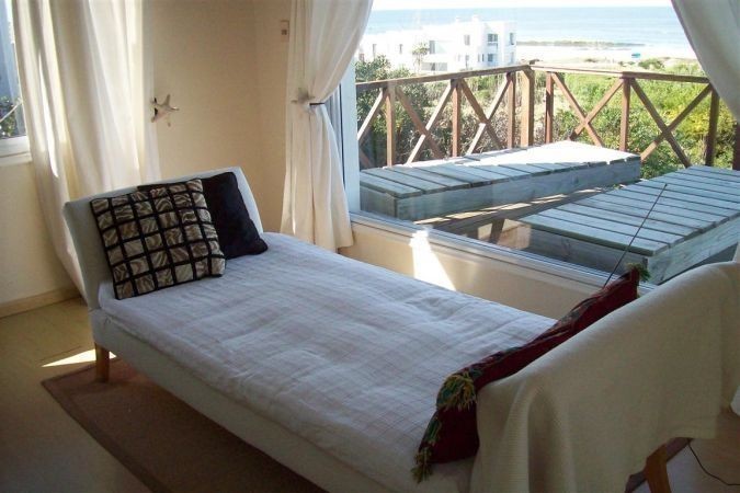 Importante casa en alquiler frente al mar en Montoya, La Barra.