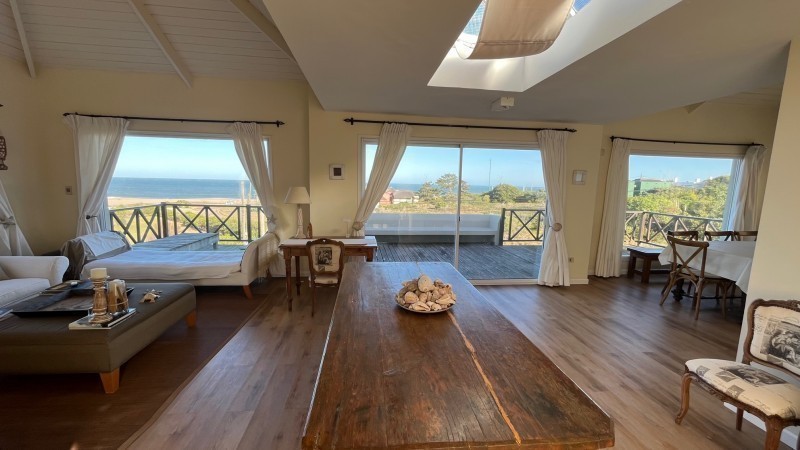 Importante casa en alquiler frente al mar en Montoya, La Barra.