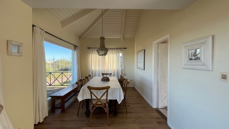 Importante casa en alquiler frente al mar en Montoya, La Barra.