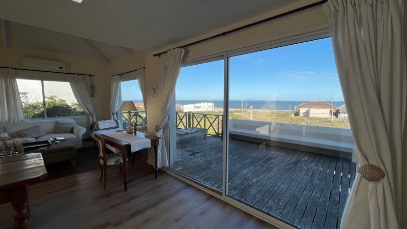 Importante casa en alquiler frente al mar en Montoya, La Barra.