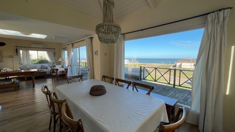 Importante casa en alquiler frente al mar en Montoya, La Barra.