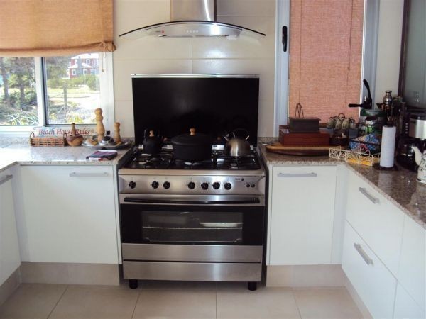 Moderna casa en alquiler con vista al mar y pileta sobre Montoya, La Barra.