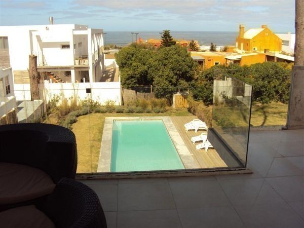 Moderna casa en alquiler con vista al mar y pileta sobre Montoya, La Barra.